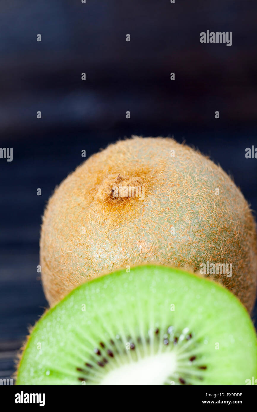 Schneiden Sie die Hälfte - Grün schöne Kiwi, Nahaufnahme der Lebensmittel hilfreich Stockfoto