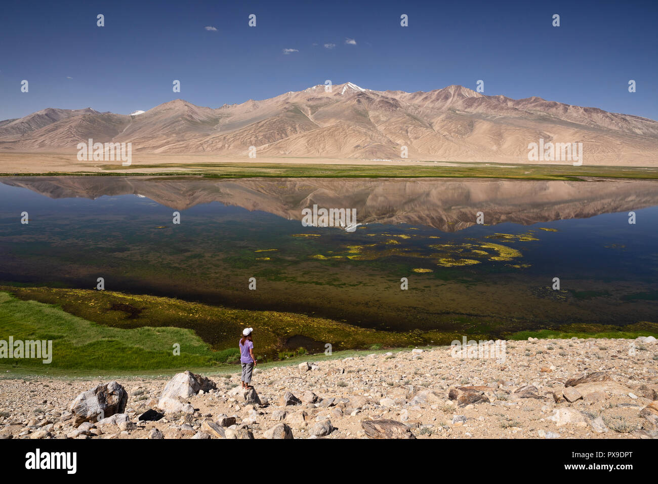 Touristen bewundern morgen Licht am wunderschönen See Bulunkul, Obere Gunt Tal, Pamir, Gorno Badkhshan, Tadschikistan Stockfoto