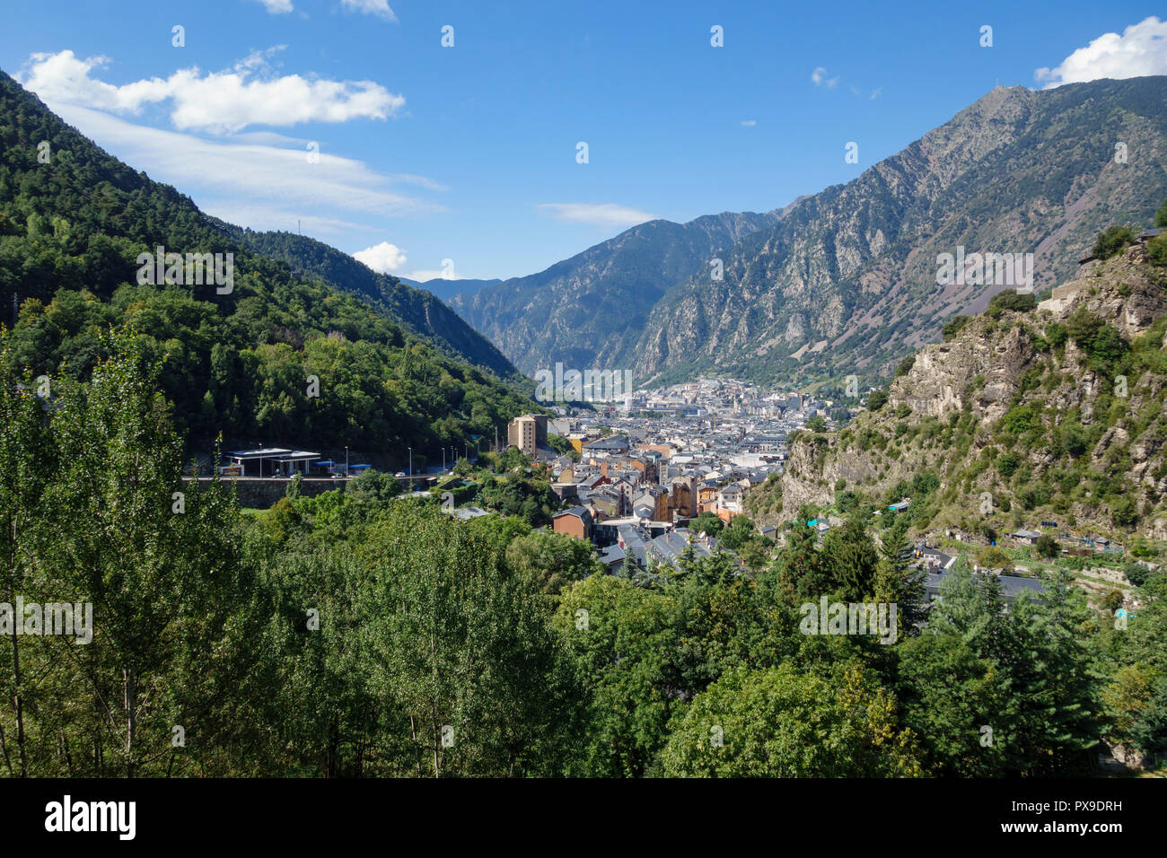 Andorra la Vella Stadt, in einem Tal in der Mitte der Pyrenäen Stockfoto