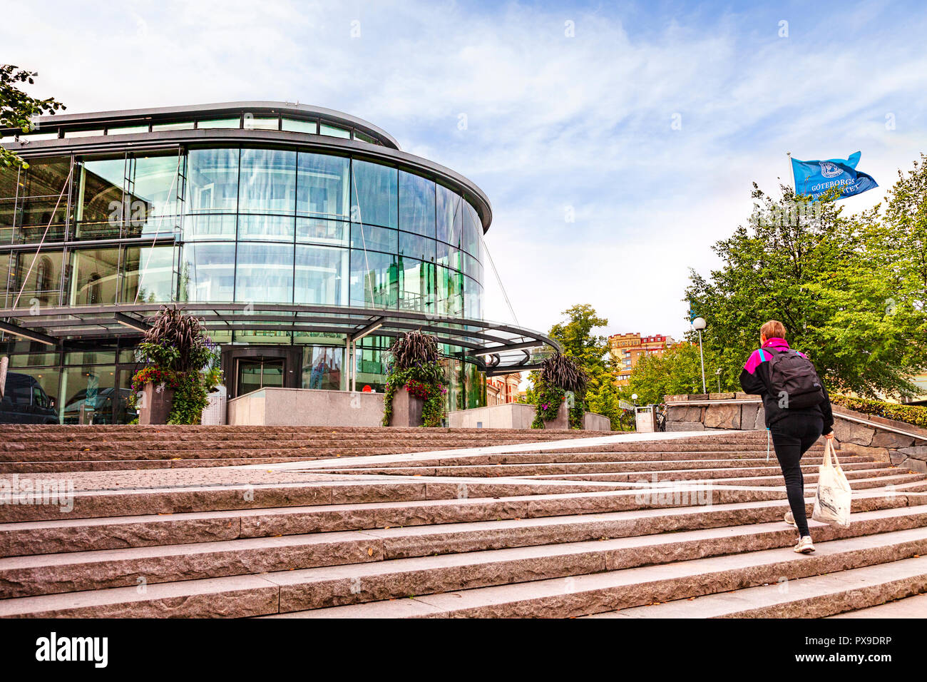 14. September 2018: Göteborg, Schweden - Junge Frau, die eine Tasche, wandern bis die Schritte, die der Universität Göteborg. Stockfoto