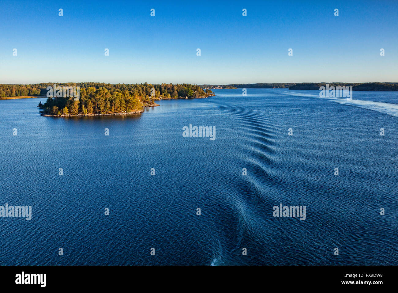 Einige der 30.000 Inseln des Stockholmer Schären, gesehen vom Deck eines Kreuzfahrtschiffes nähert sich dem Hafen, kurz nach Sonnenaufgang. Stockfoto