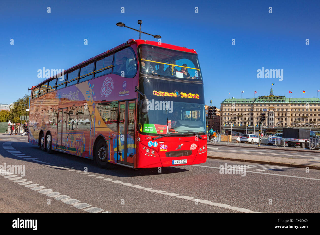 16. September 2018: Stockholm, Schweden - Rot Doppel Decker Tour bus in Central City, mit klaren blauen Himmel. Stockfoto
