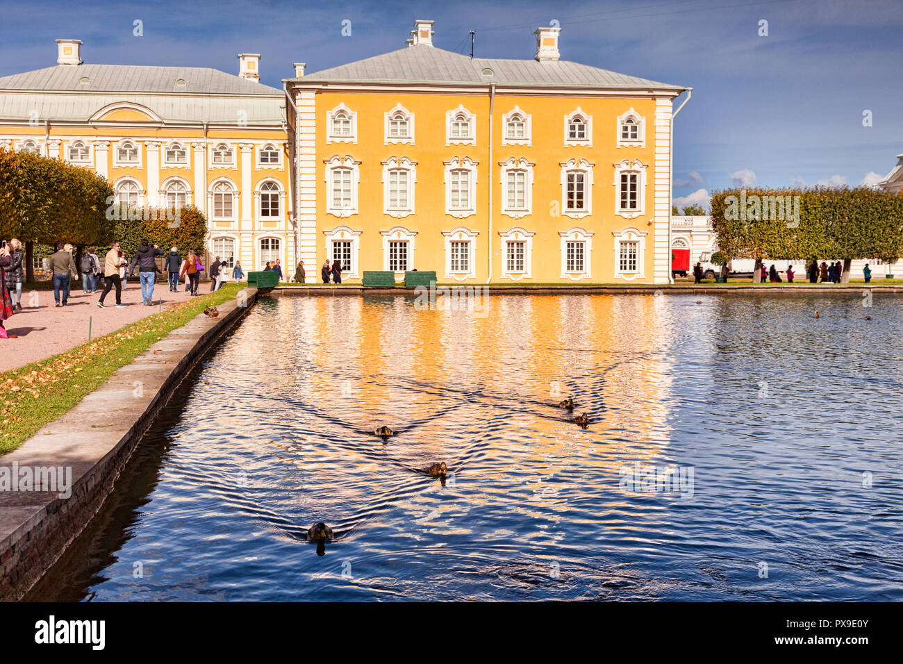 18. September 2018: In St. Petersburg, Russland - Touristen den Sonnenschein in Schloss Peterhof Gärten genießen Sie an einem strahlenden Herbsttag. Stockfoto
