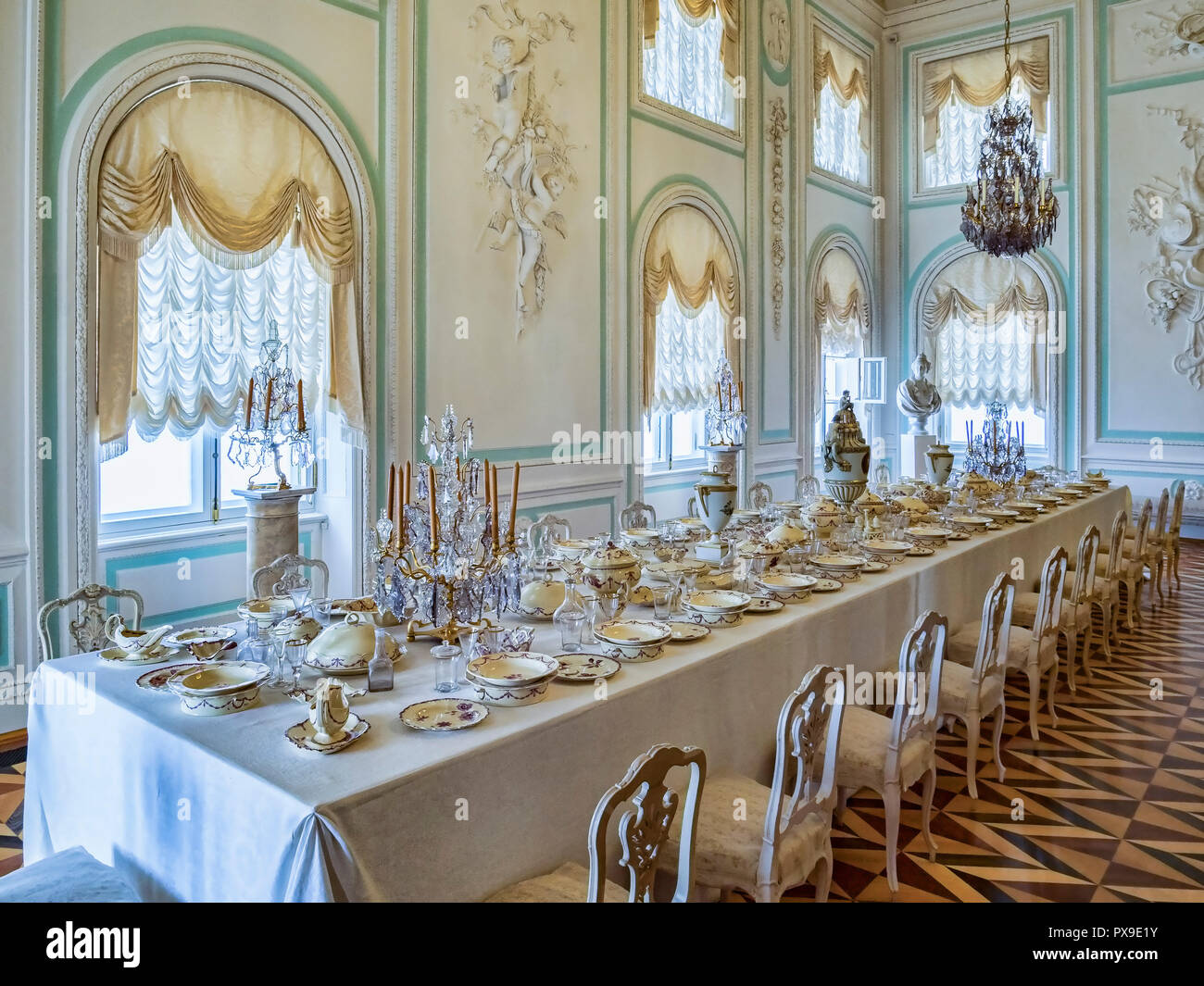 18. September 2018: Peterhof, in St. Petersburg, Russland - der Weiße Saal, Schloss Peterhof. Stockfoto