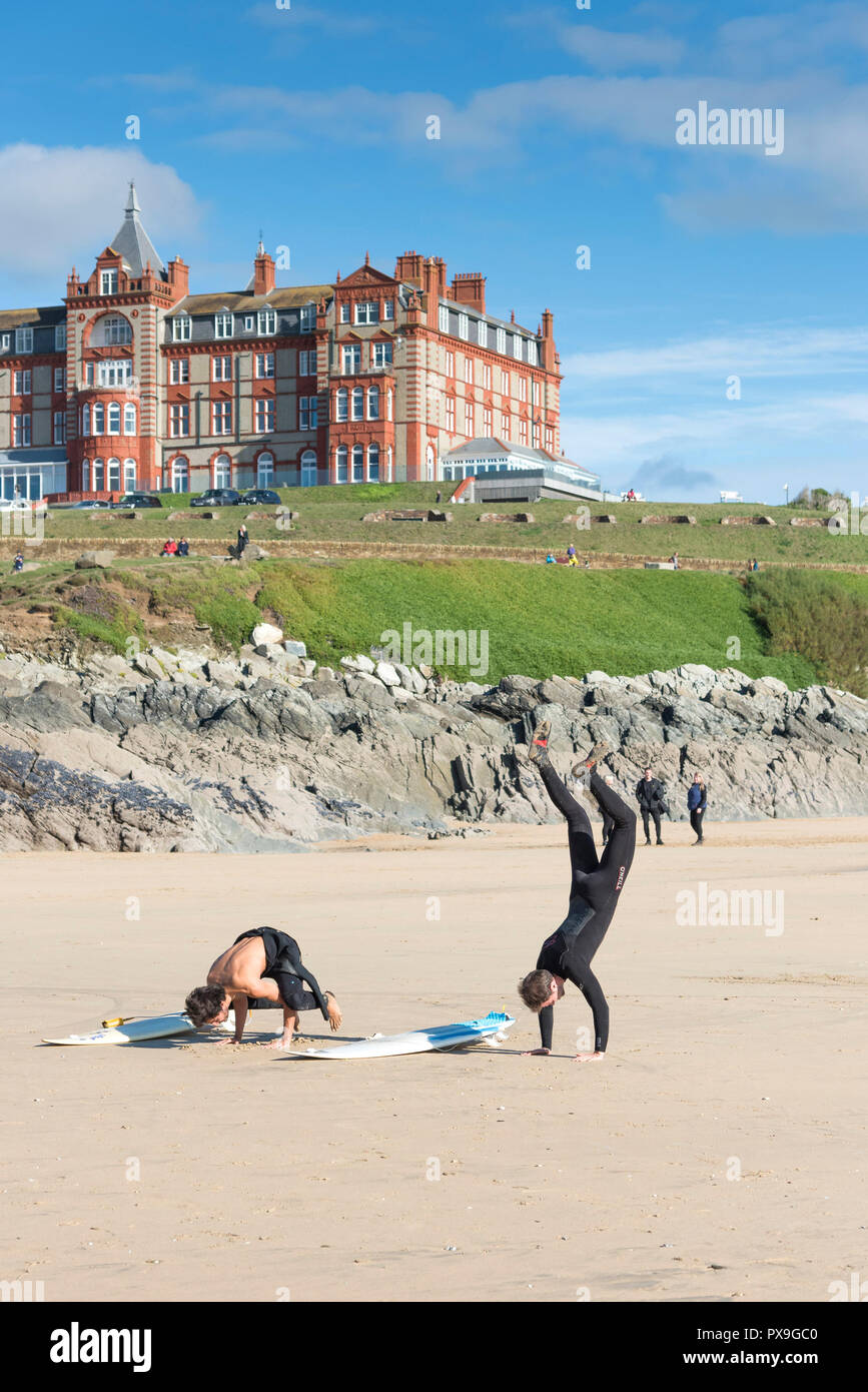 Surfen Cornwall - Surfer dehnen und aufwärmen, bevor Sie anfangen, Surfen am Fistral in Newquay in Cornwall. Stockfoto