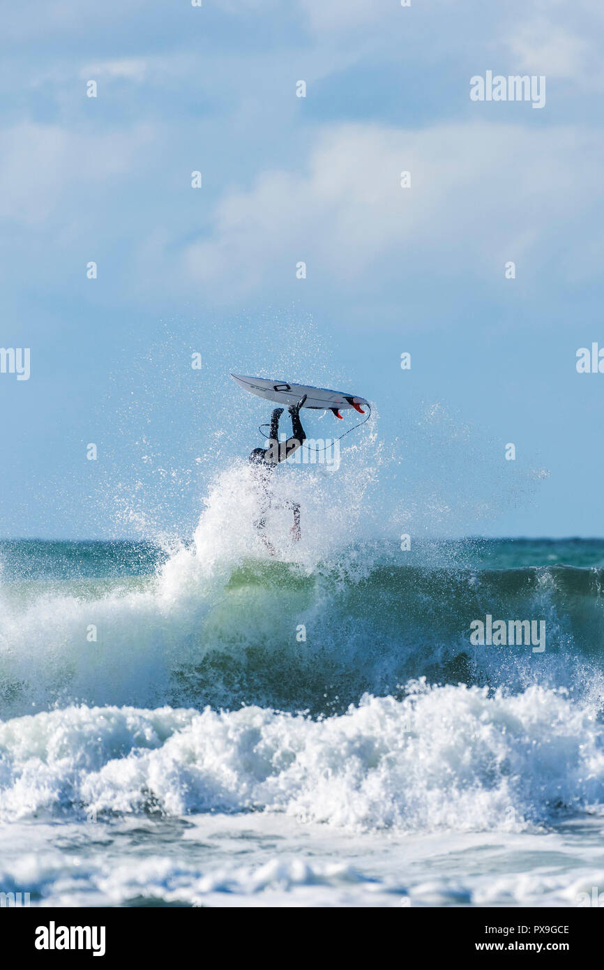Ein Surfer in einer spektakulären "Wipeout" an Fistral in Newquay in Cornwall. Stockfoto