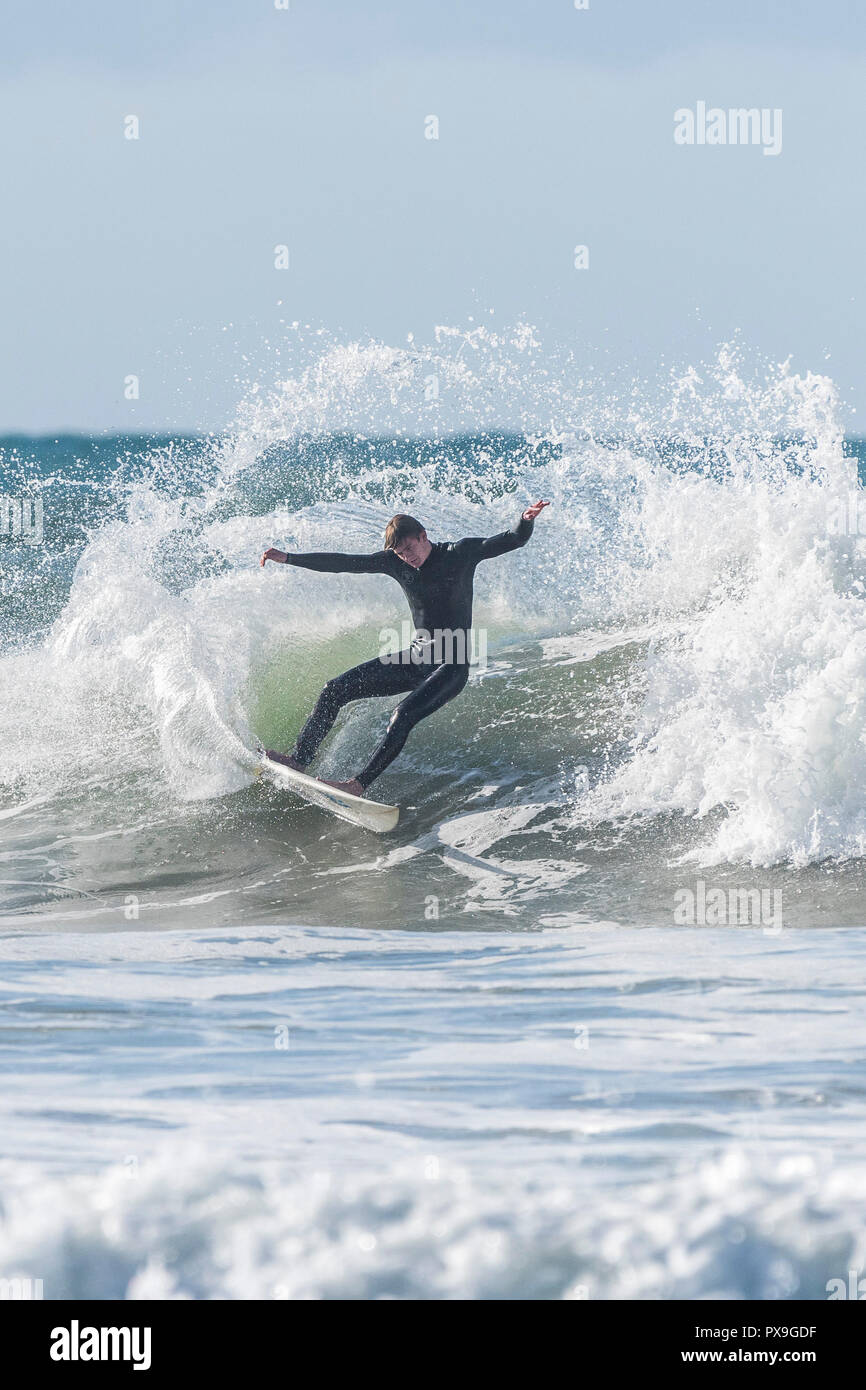 Surfen GROSSBRITANNIEN - ein Surfer auf einer Welle an Fistral in Newquay in Cornwall. Stockfoto