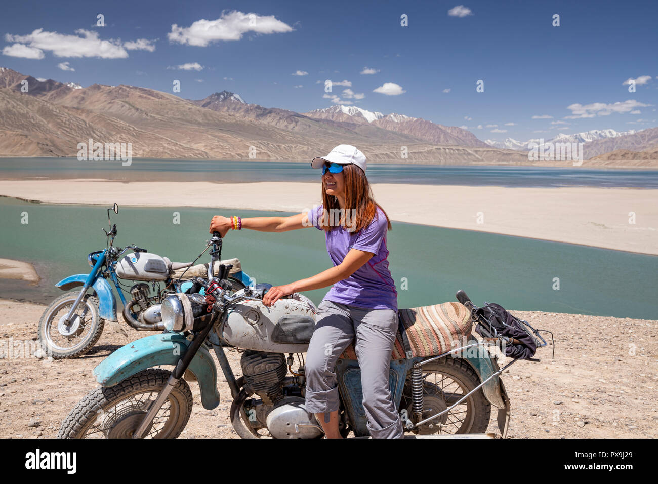 Prüfen Sie, ob ein Paar der alten russischen Motorräder an Yashikul See im oberen Gunt Tal, Pamir, Tadschikistan geparkt Stockfoto