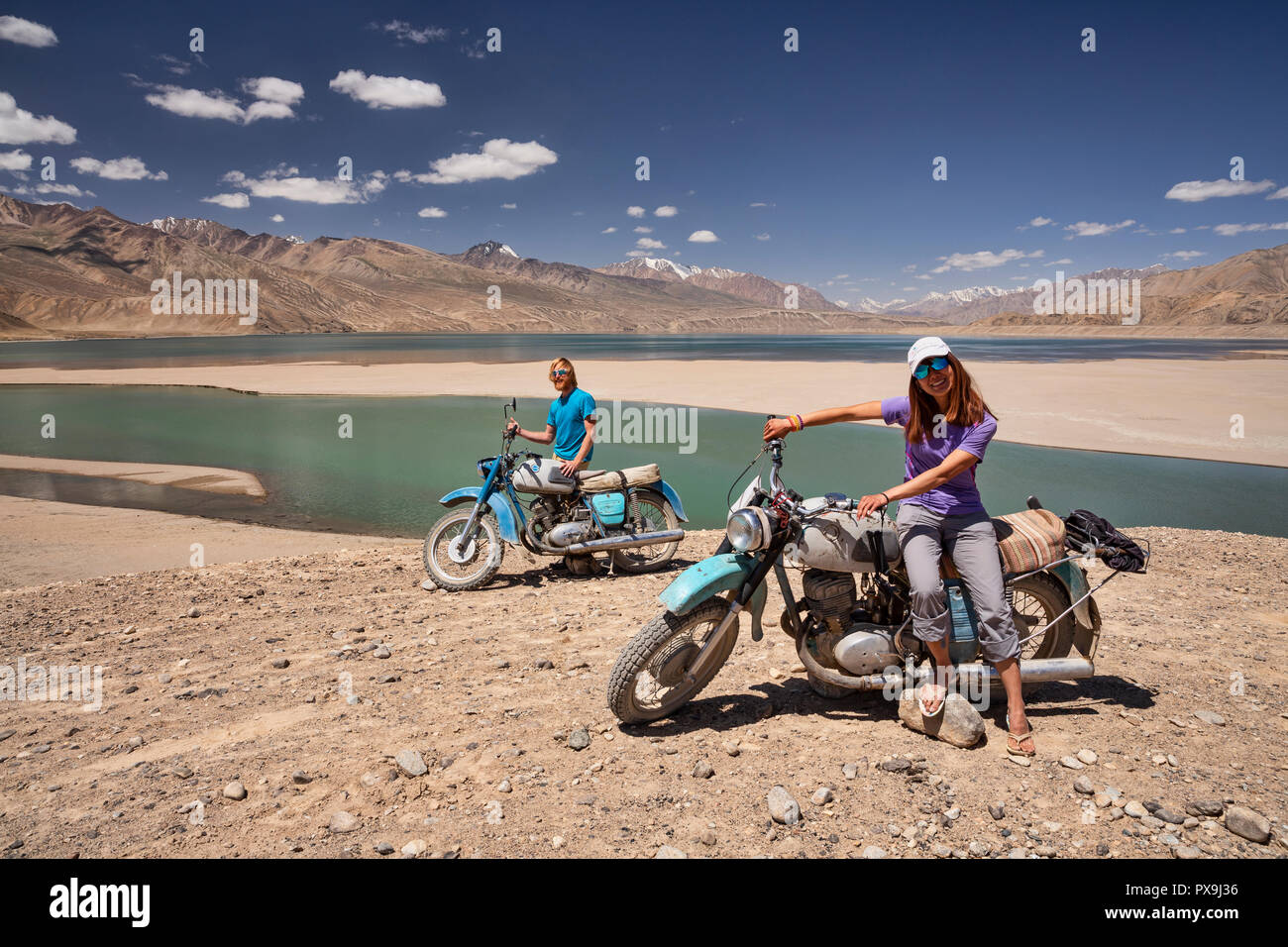 Prüfen Sie, ob ein Paar der alten russischen Motorräder an Yashikul See im oberen Gunt Tal, Pamir, Tadschikistan geparkt Stockfoto