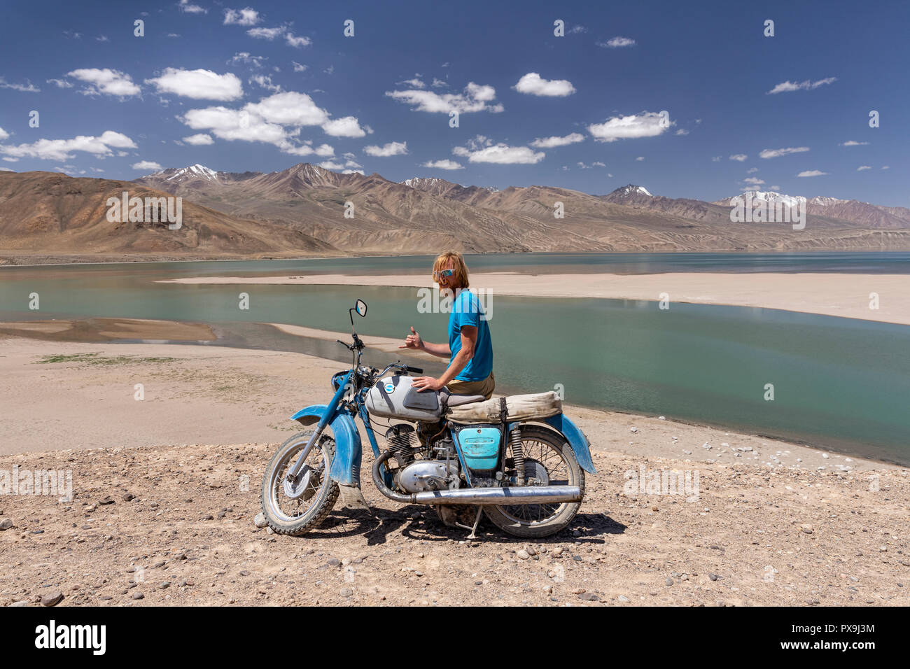 Prüfen Sie, ob ein Paar der alten russischen Motorräder an Yashikul See im oberen Gunt Tal, Pamir, Tadschikistan geparkt Stockfoto