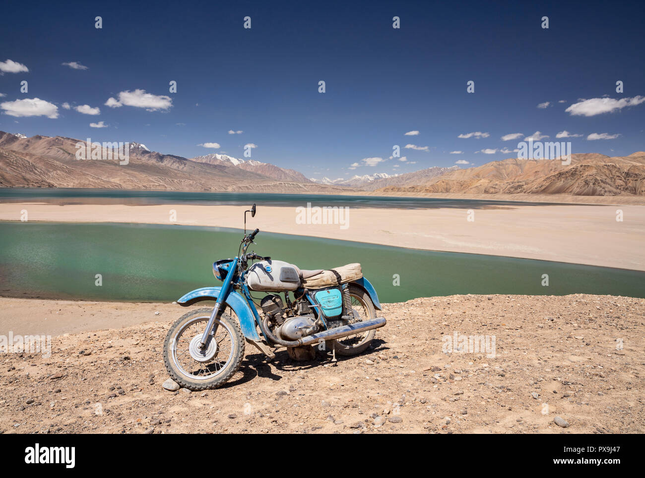 Paar alte russische Motorräder an Yashikul See im oberen Gunt Tal, Pamir, Tadschikistan geparkt Stockfoto