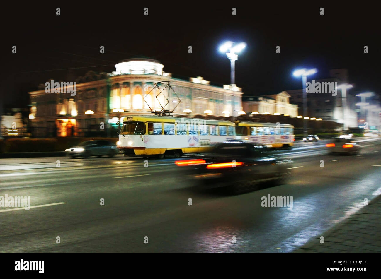 Helle Straßenbahn in der Nacht in einem schlafenden Stadt hetzen, helle Lichter leuchten um Stockfoto