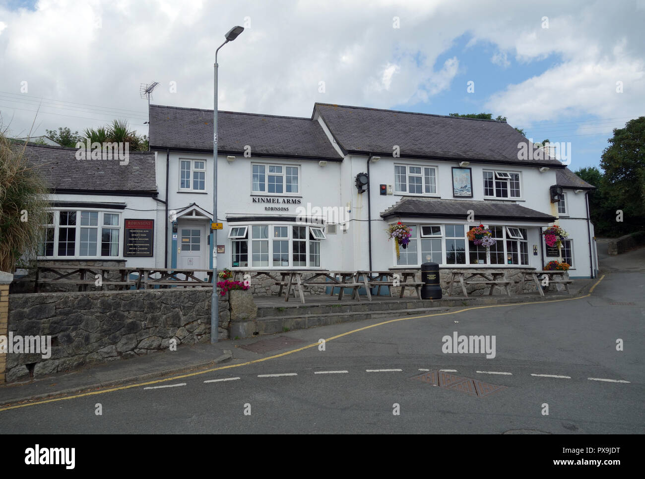 Die Robinsons Brauerei Kinmel Arme Public House in Moelfre auf der Insel Anglesey Coastal Path, Wales, UK. Stockfoto