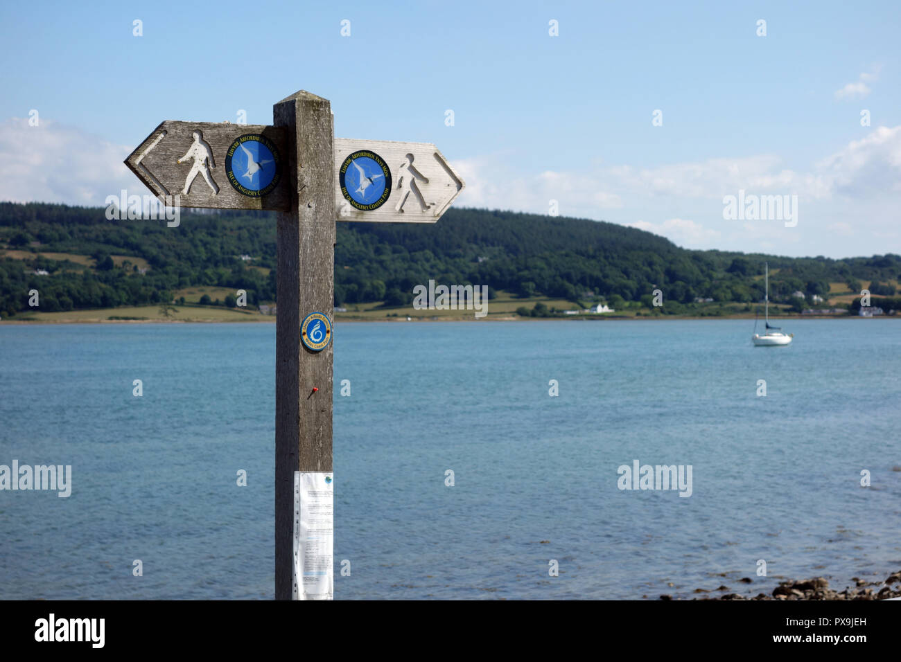 Holz- Wegweiser für die Insel Anglesey Coastal Path in Rot Wharf Bay, Wales, UK. Stockfoto