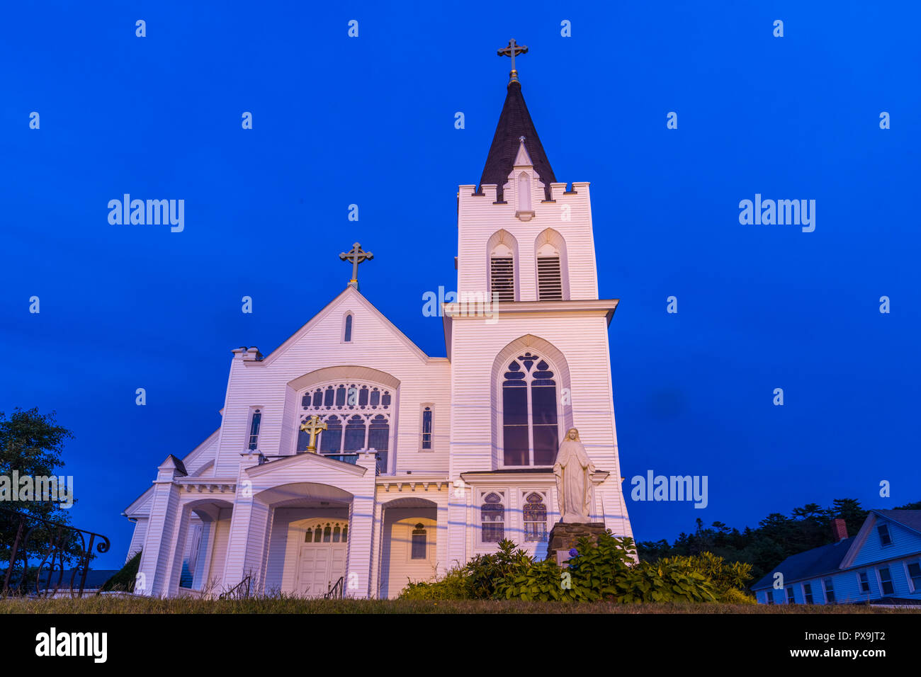 Unsere Königin des Friedens Katholische Kirche leuchtet in der Nacht in Boothbay Harbor Maine Stockfoto