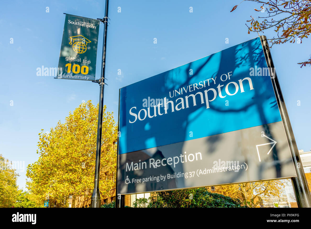 Universität von Southampton blau eingangsschild an der University Road, Highfield Campus, Southampton, England, Großbritannien Stockfoto