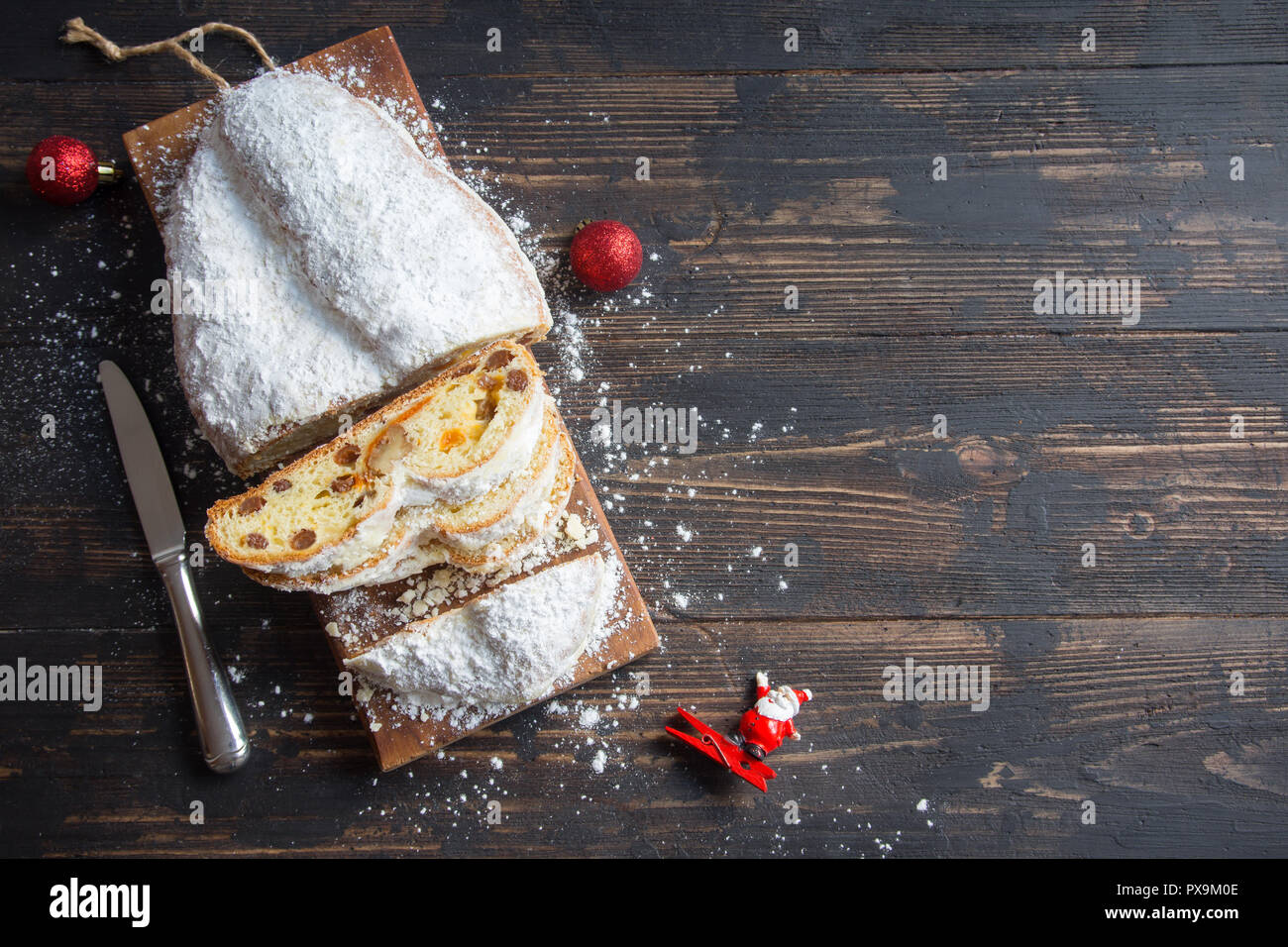 Christstollen auf Holz- Hintergrund. Traditionelle Weihnachten festliches Gebäck Nachtisch. Stollen für Weihnachten. Stockfoto