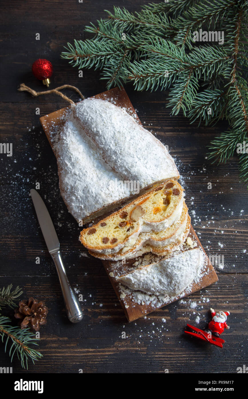 Christstollen auf Holz- Hintergrund. Traditionelle Weihnachten festliches Gebäck Nachtisch. Stollen für Weihnachten. Stockfoto