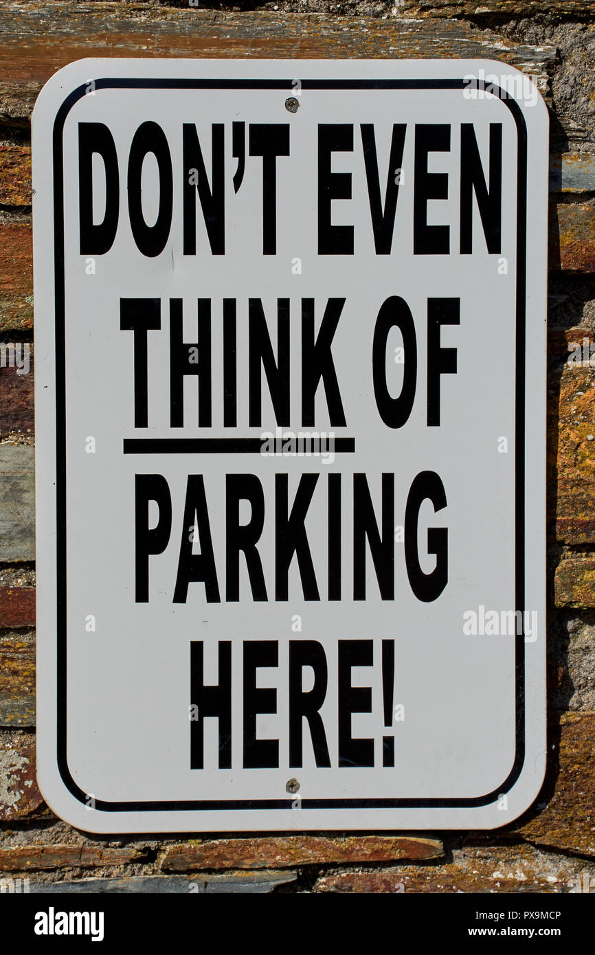 Kein Parkplatz Schild mit einer lustigen Englischen Text: denken Sie nicht einmal daran, hier zu parken Stockfoto