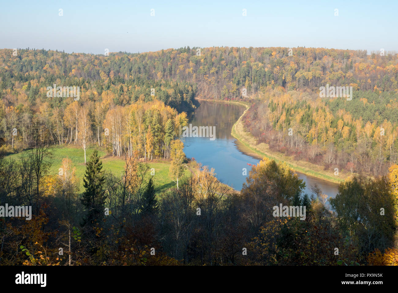 Fluss Wendungen im Herbst Stockfoto