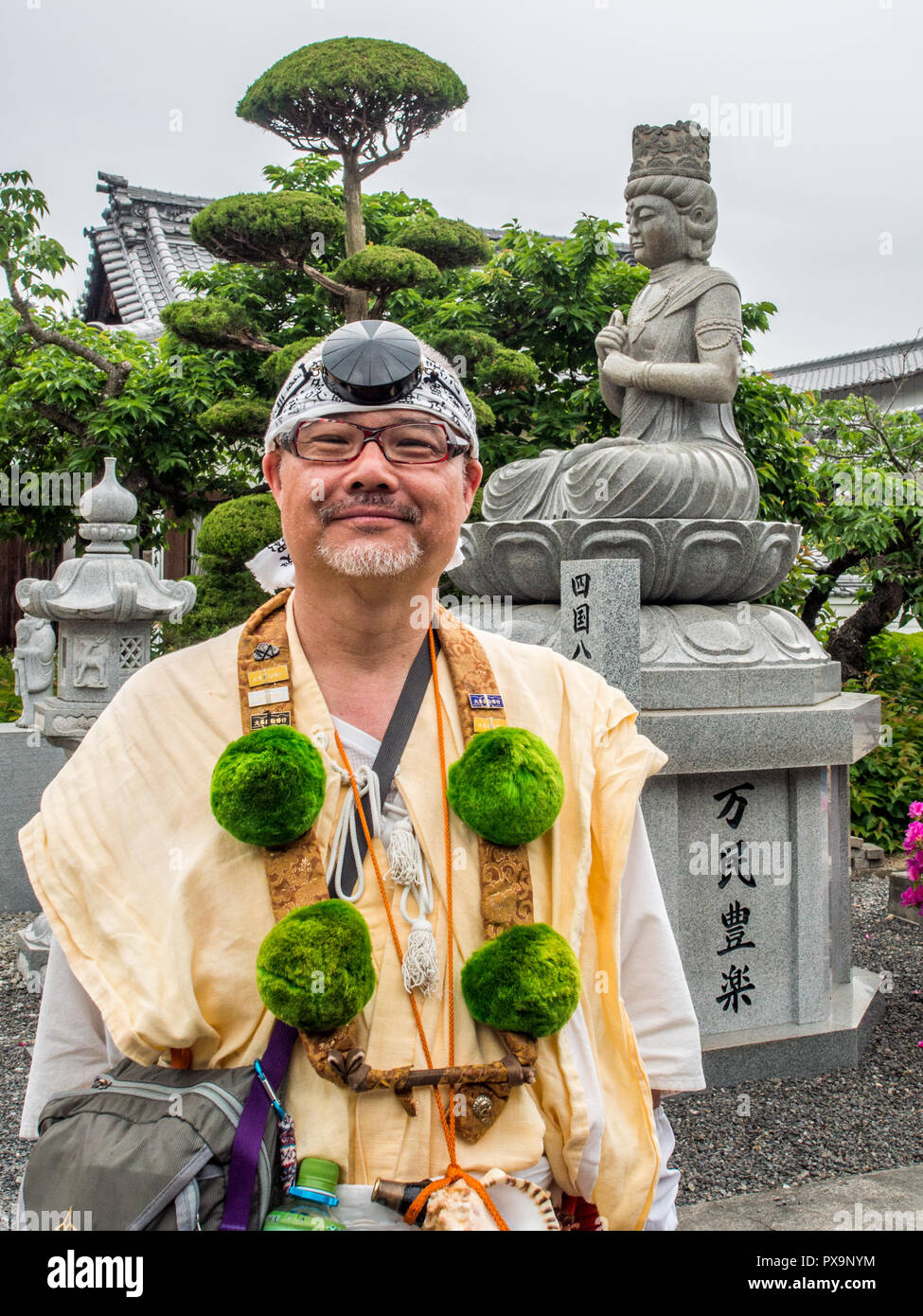 Yamabushi in traditioneller Tracht, Praktiker der shugendo, Gottesdienst, Mandaraji Tempel 72 Shikoku 88 Tempel Wallfahrt, Kagawa, Japan Stockfoto