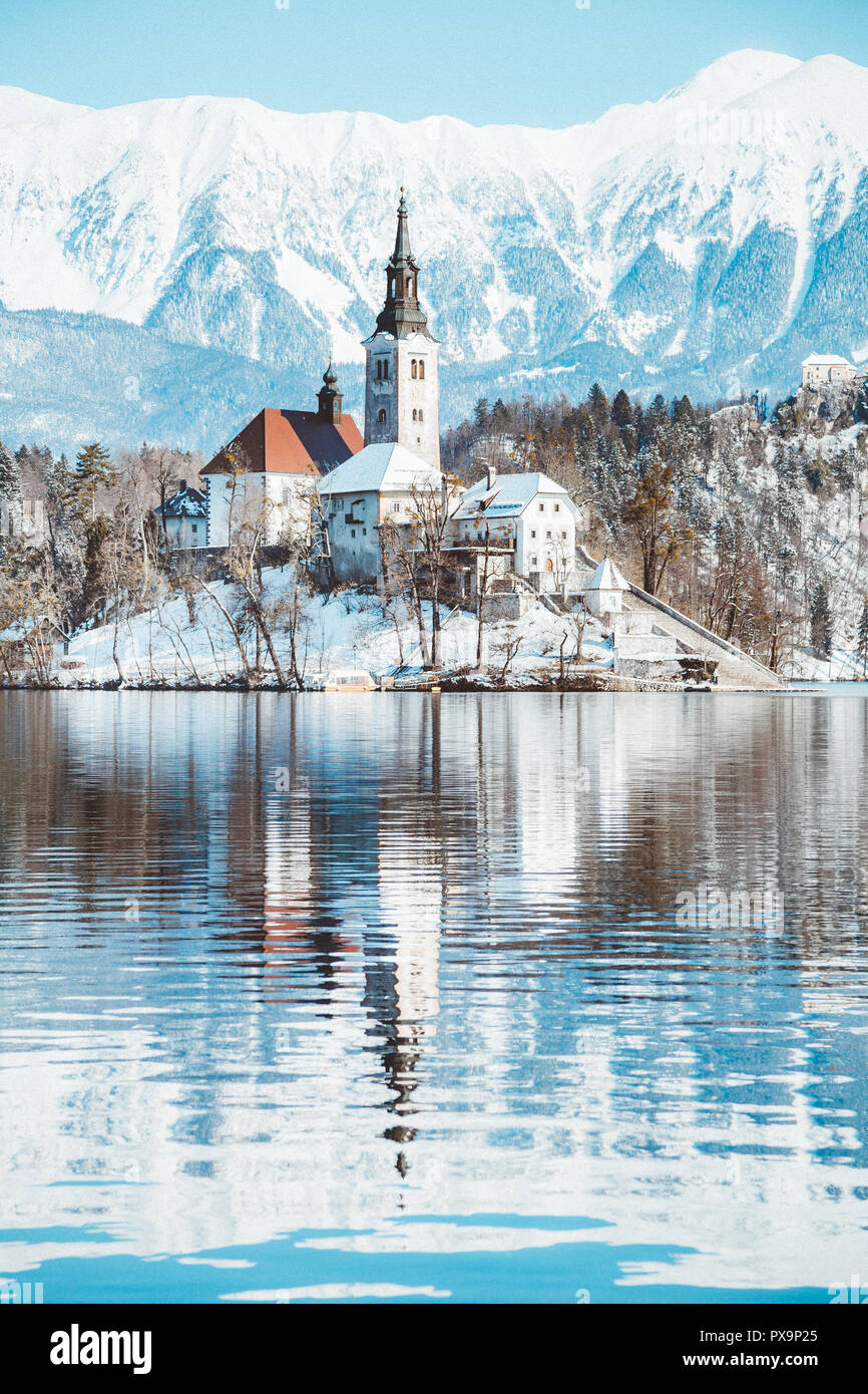 Schönen Blick auf berühmte Bleder Insel (Blejski otok) am malerischen Bleder See mit Burg von Bled (Blejski Grad) und die Julischen Alpen im Hintergrund in Golden mo Stockfoto