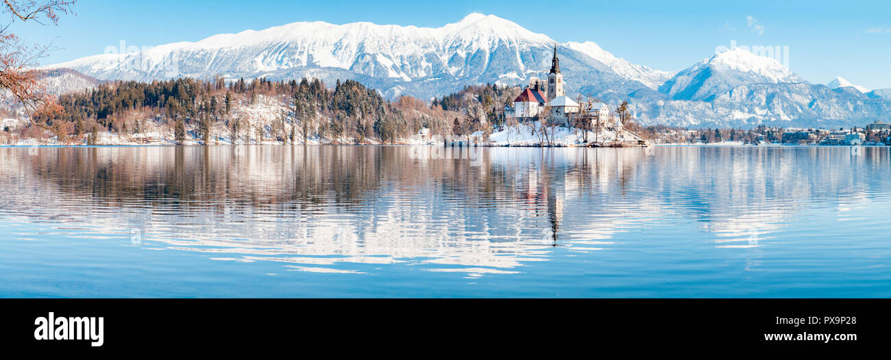 Schönen Blick auf berühmte Bleder Insel (Blejski otok) am malerischen Bleder See mit Burg von Bled (Blejski Grad) und die Julischen Alpen im Hintergrund in Golden mo Stockfoto