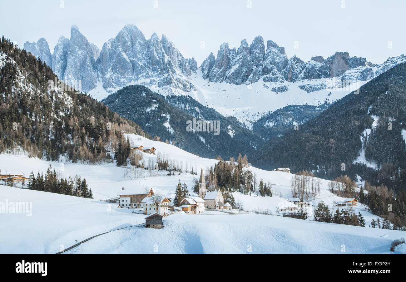 Classic Panorama der Dolomiten Bergspitzen mit dem historischen Dorf Val di Funes auf einem malerischen Tag im Winter, Südtirol, Italien Stockfoto