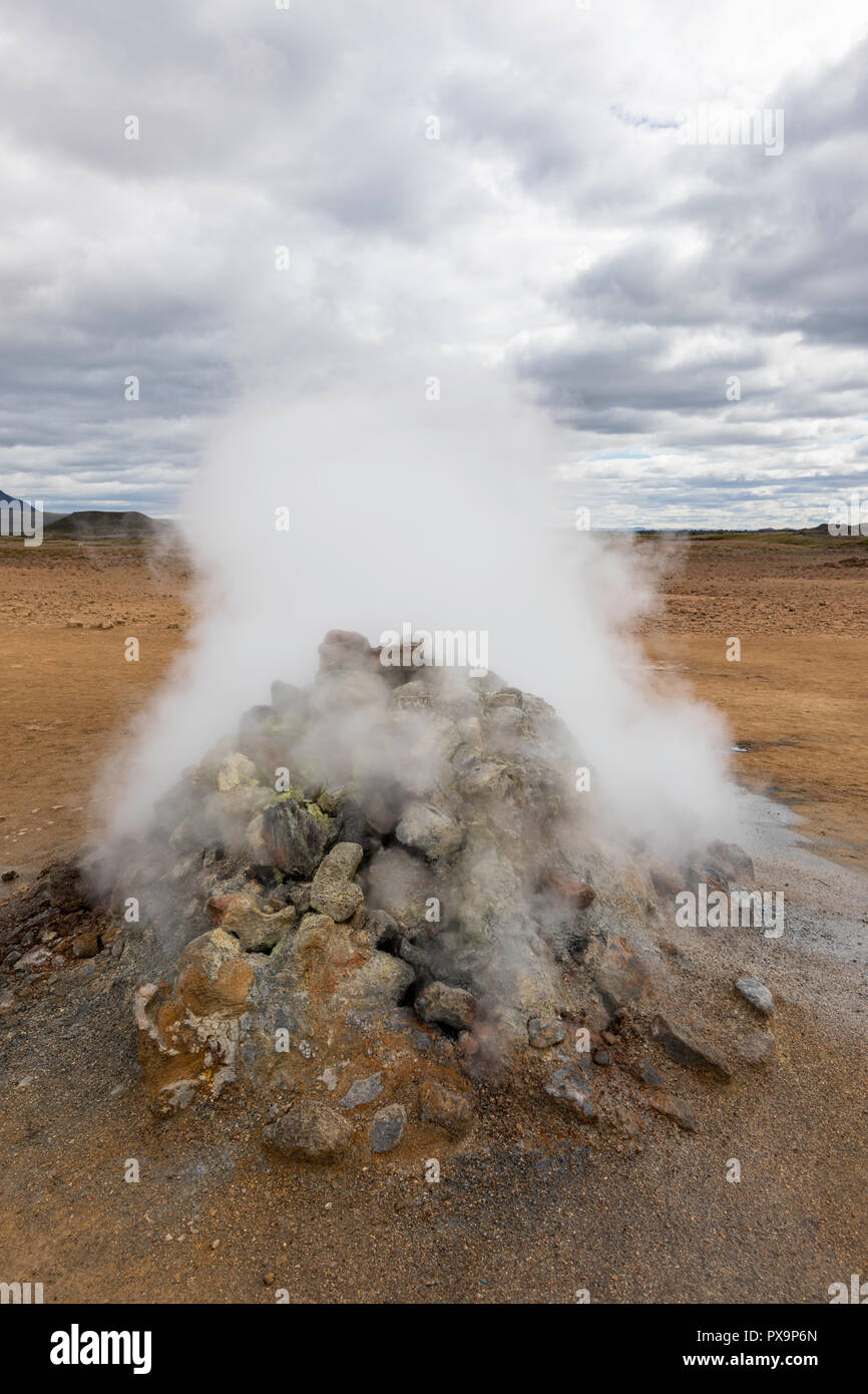 Hverarönd Schlammtöpfe, Steam Vents, und Schwefel Ablagerungen an der Nordküste Islands. Stockfoto