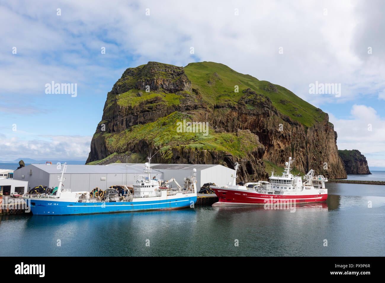 Kommerzielle Fischerboote im Hafen auf der Insel Heimaey, in den Westman Inseln, Island. Stockfoto