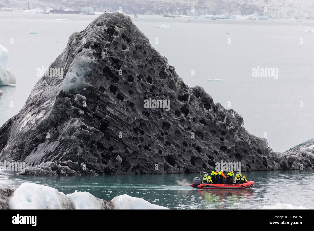 Boot unter gekalbt Eis aus der Breidamerkurjokull Gletscher Gletscherlagune Jokulsarlon, Island. Stockfoto