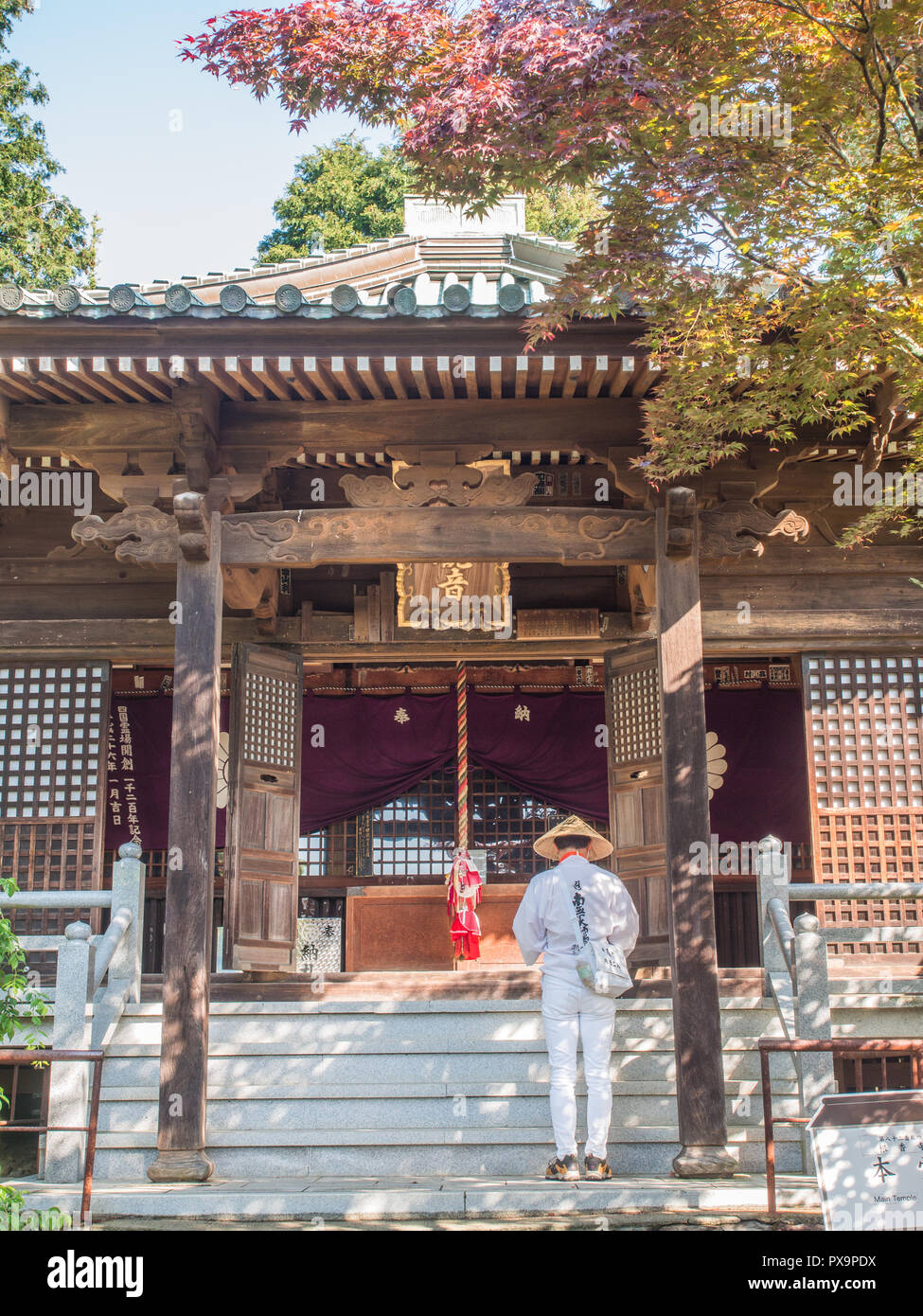Henro Pilger Sutras rezitieren, Hondo Haupthalle, Negoroji Tempel 82, Shikoku 88 Tempel Wallfahrt, Kagawa, Japan Stockfoto