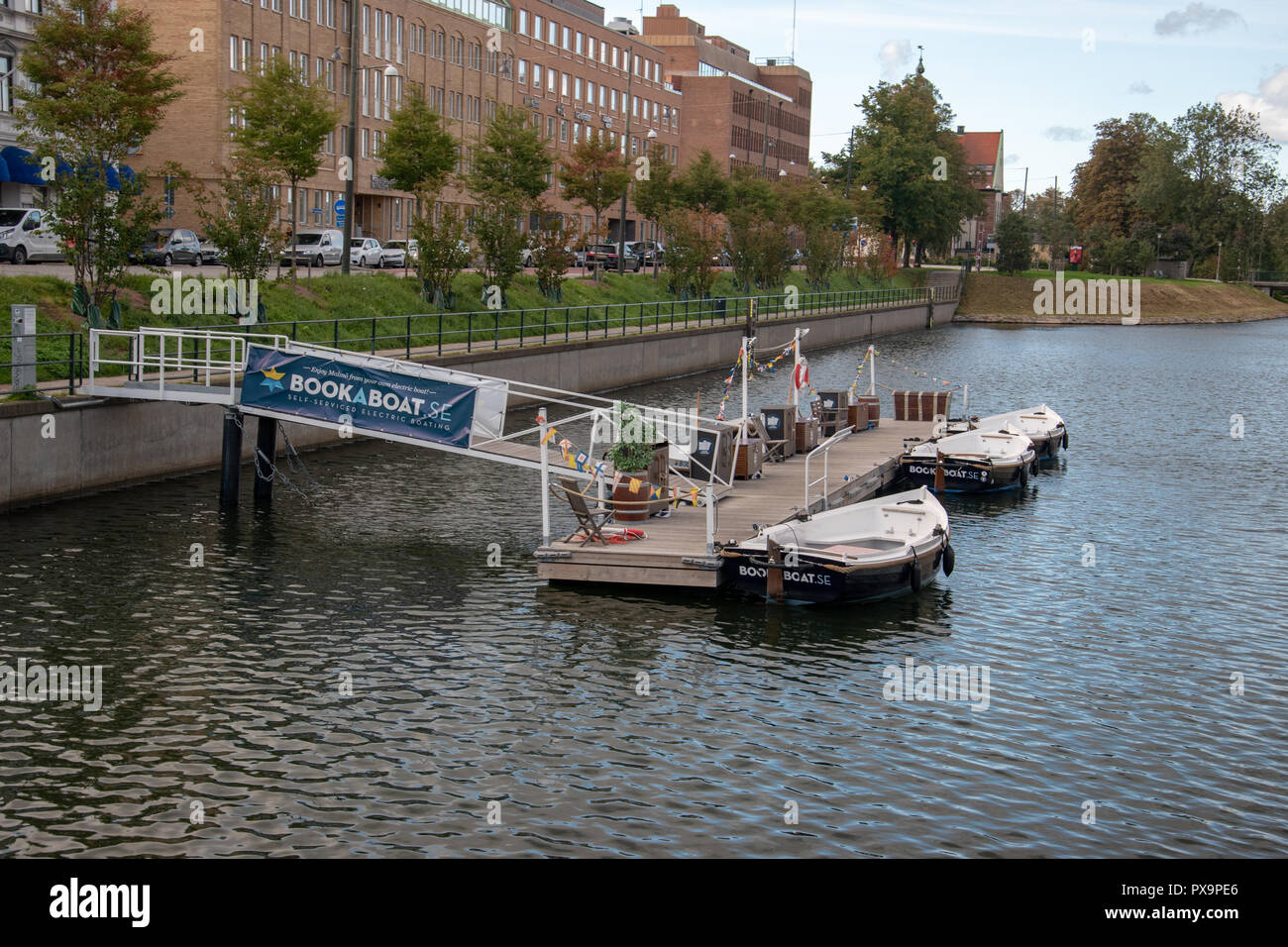 Buchen Sie einen Bootsverleih Dock auf dem Kanal in Malmö, Schweden. Benutzer können ein Boot online buchen und aktivieren Sie Ihre Miete per Telefon. Stockfoto