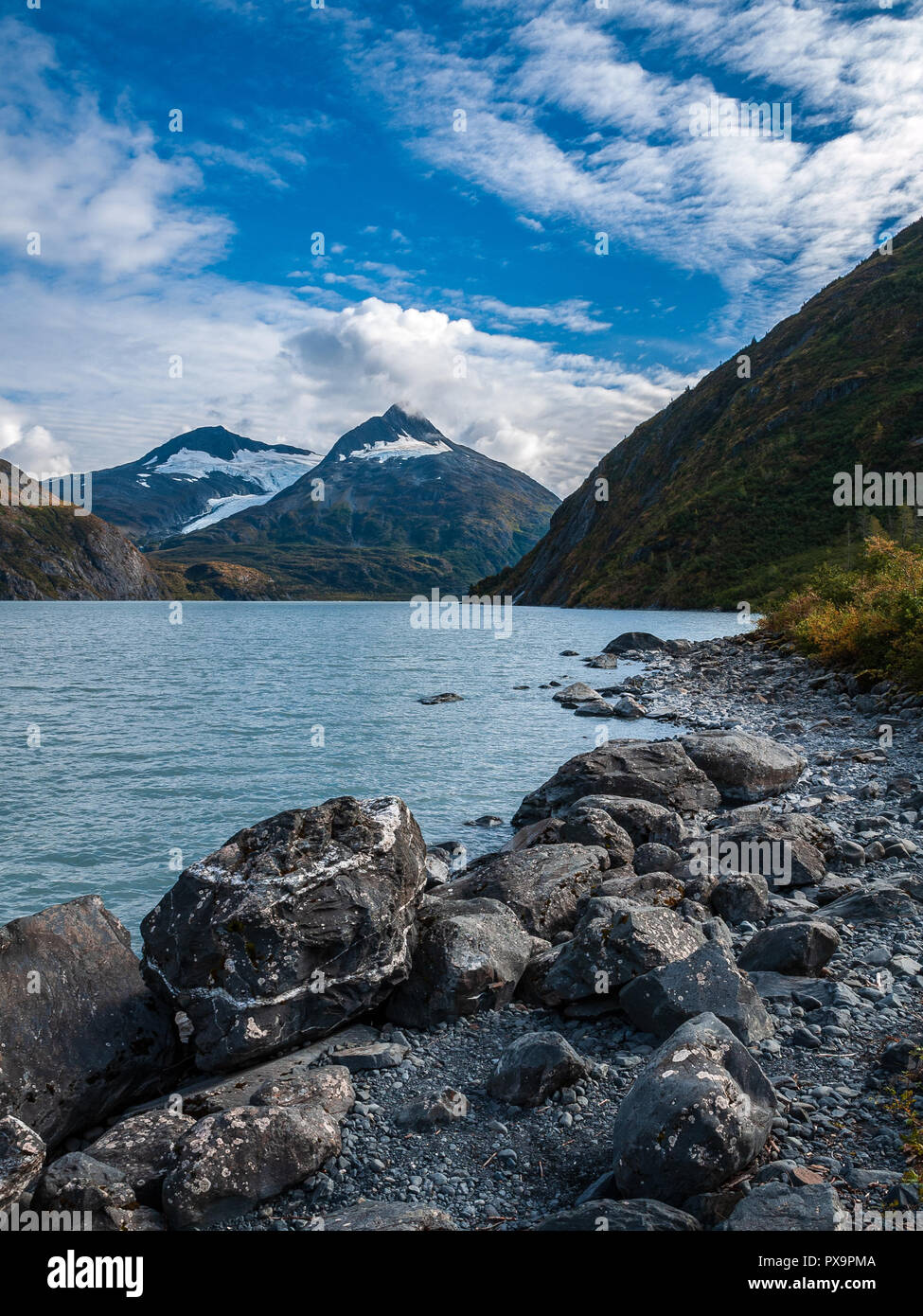 Portage Lake und Rocky Shoreline. Anchorage, Alaska. Gletschersee. Chugach Mountains. Bard Peak. Nahe Whittier. Der Gletscher ist zurückgegangen. Stockfoto
