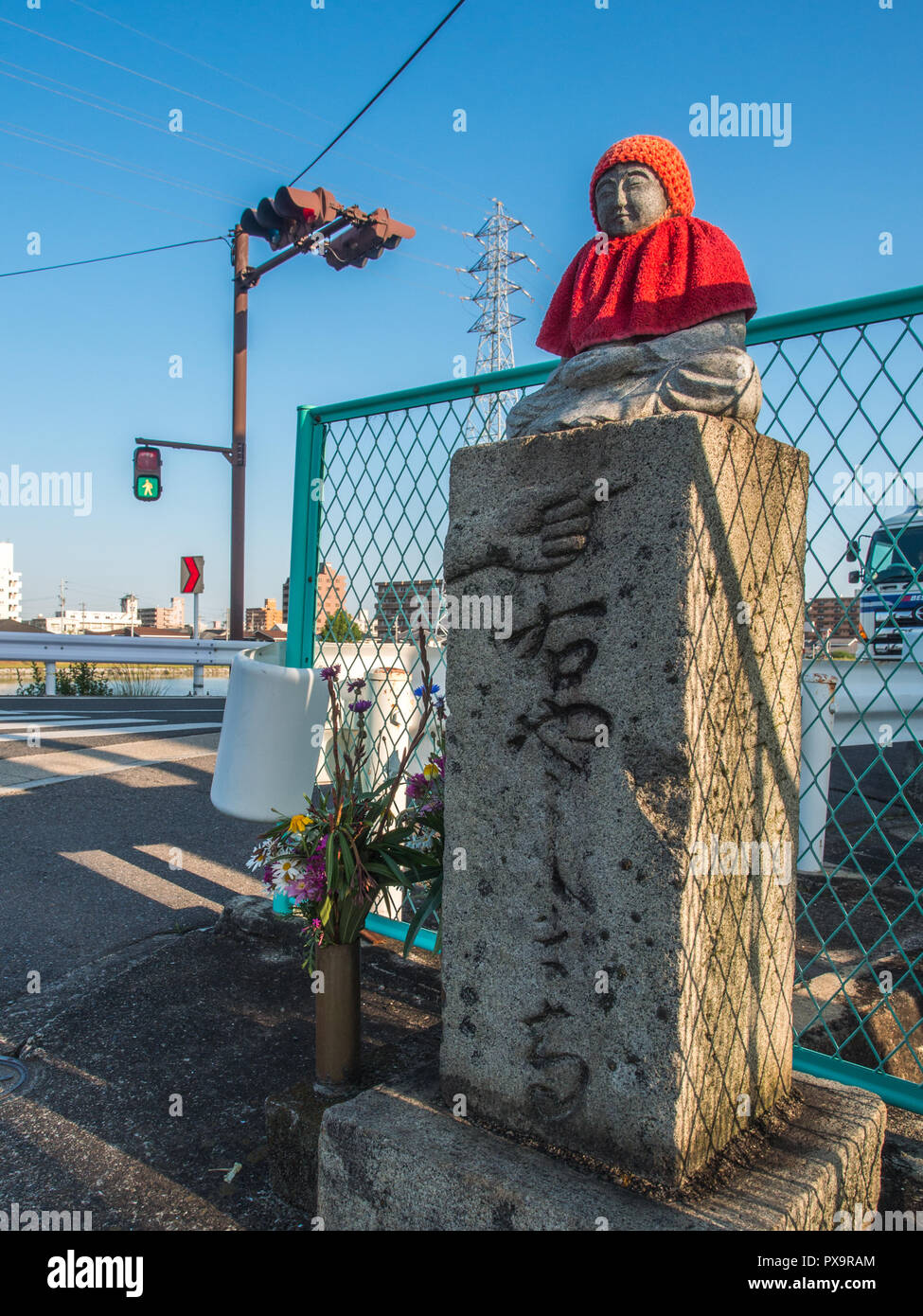 Hyoseki Stein guide Post, mit Buddha Statue, am Straßenrand Schrein, geschäftigen Stadt Straße, Takamatsu, Kagawa, Japan Stockfoto