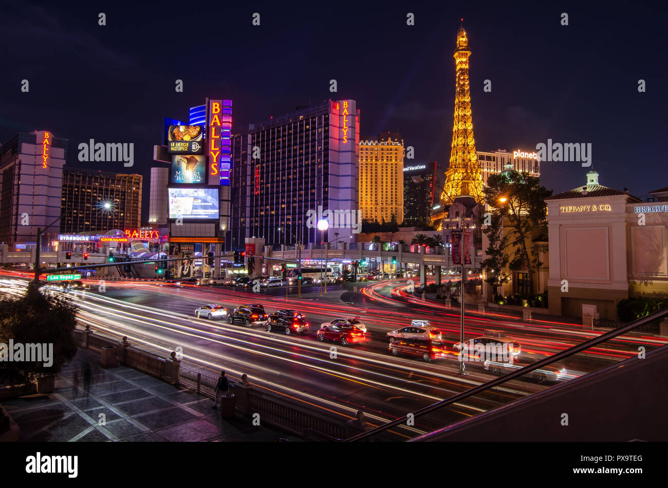Lange Belichtung des Verkehrs auf der Kreuzung von East Flamingo Road & Las Vegas Boulevard Las Vegas, Nevada, USA Stockfoto