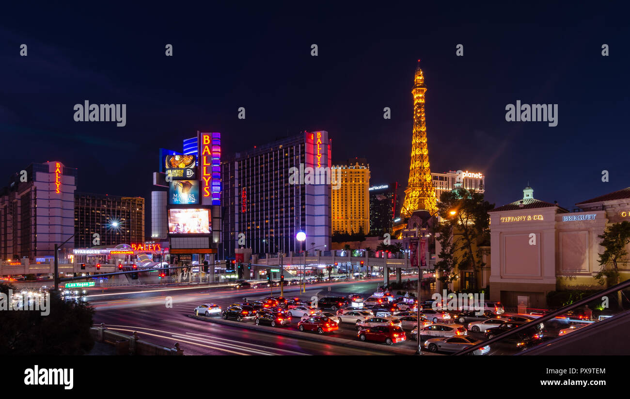 Lange Belichtung des Verkehrs auf der Kreuzung von East Flamingo Road & Las Vegas Boulevard Las Vegas, Nevada, USA Stockfoto