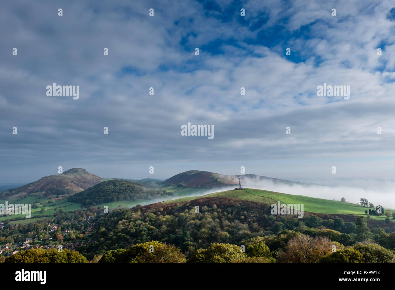 Nebel umspielt mit Helmeth Hazler Hill, Hill, Caer Caradoc und Hope Bowdler in der klaren, Church Stretton, Shropshire Stockfoto