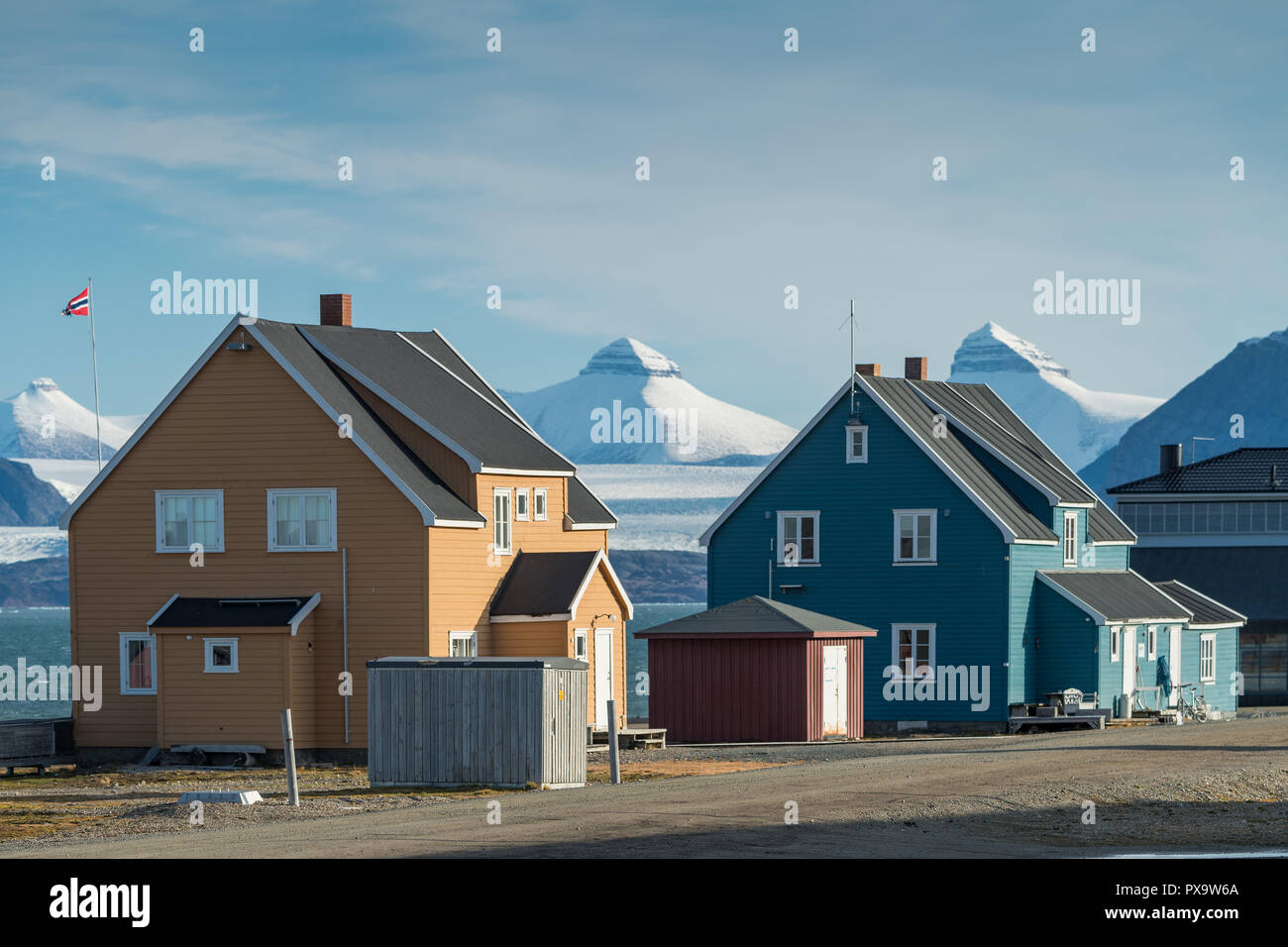 Häuser, Forschung Siedlung Ny-Ålesund, Kongsfjorden, Berg Tre Kroner (Drei Kronen) Svea, Dana und Nora (für Schweden Stockfoto