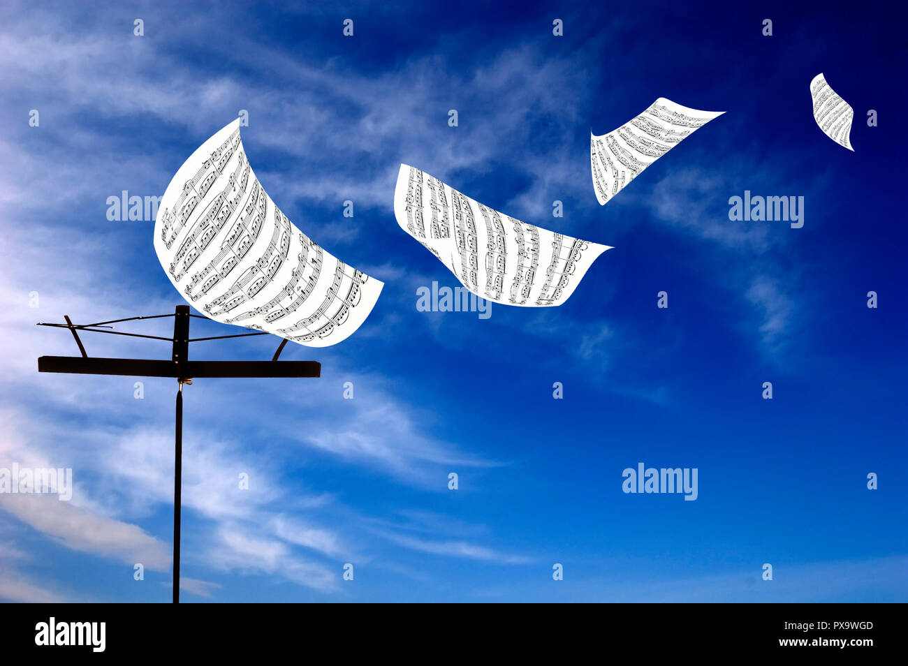 Notenständer und Blätter der Musik weg fliegen Stockfoto