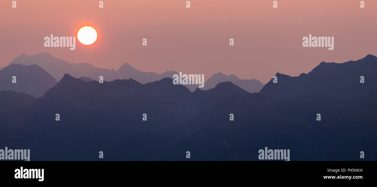 Bergprofile, Schichten. Sonne bei Sonnenaufgang. Österreichische Alpen. Europa. Stockfoto