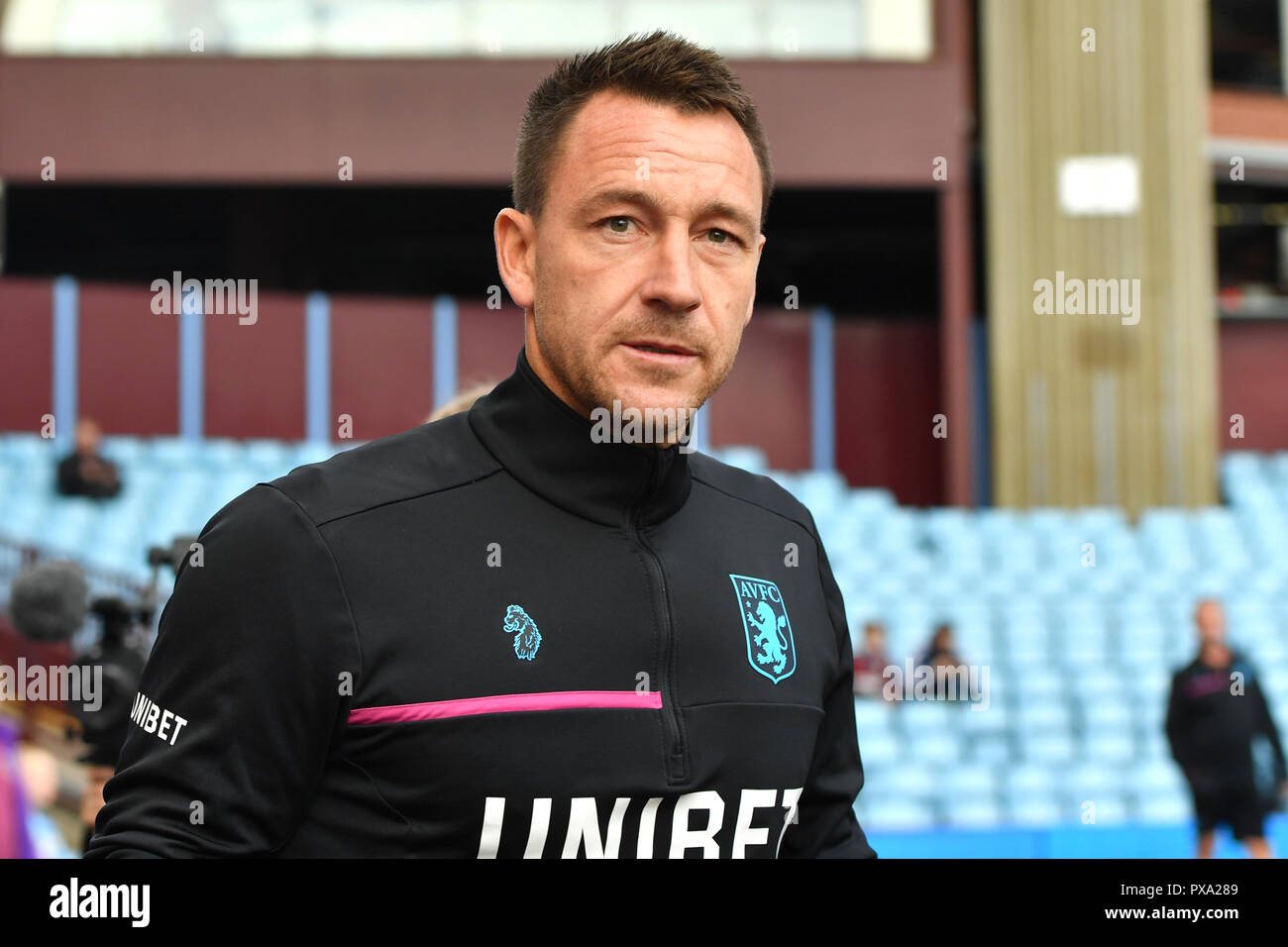 Aston Villa Assistant Coach John Terry kommt für die Sky Bet Championship Match in der Villa Park, Birmingham. Stockfoto