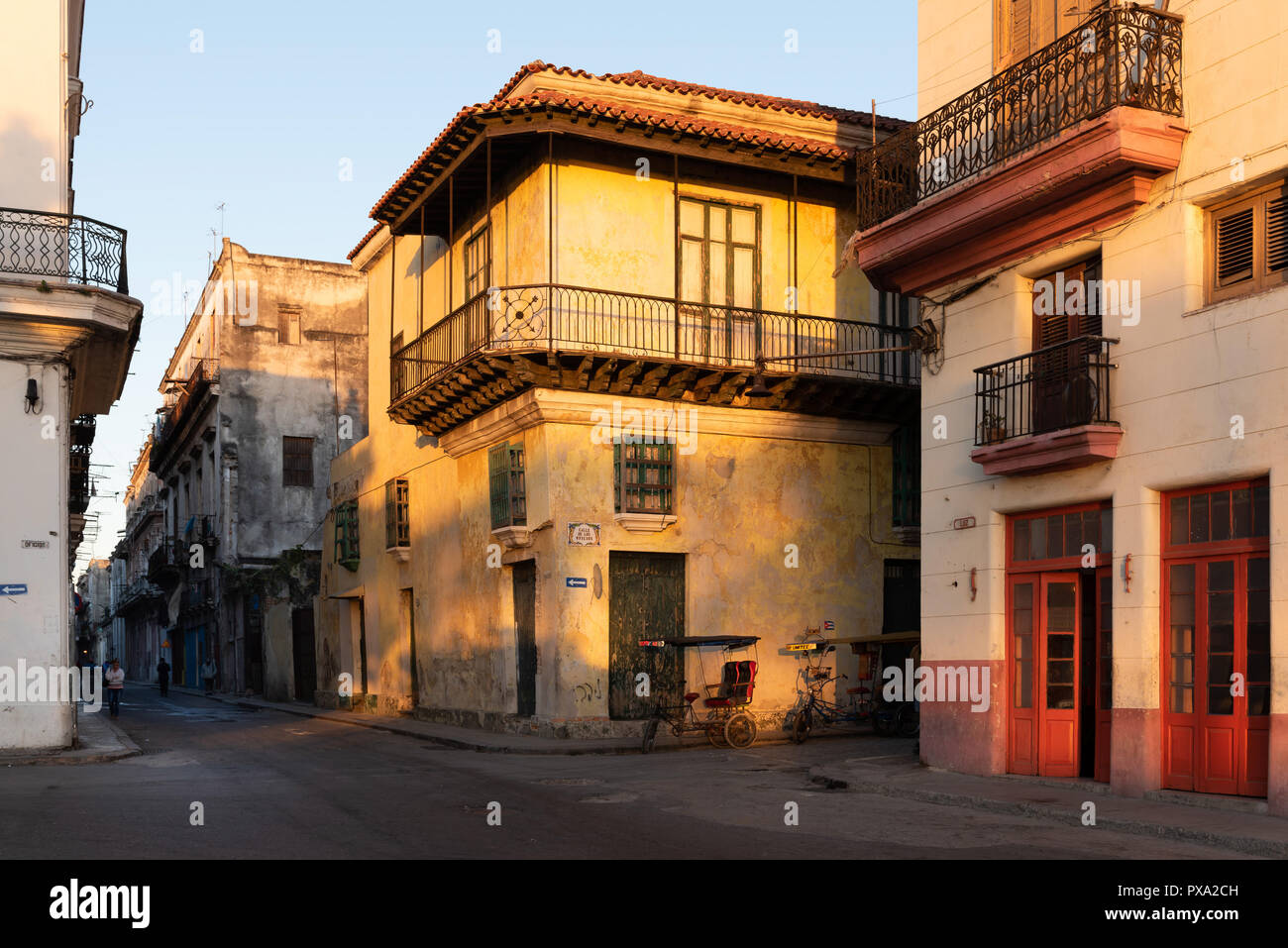 Eine Rikscha eine Havanna Fassaden im warmen Morgenlicht. Stockfoto
