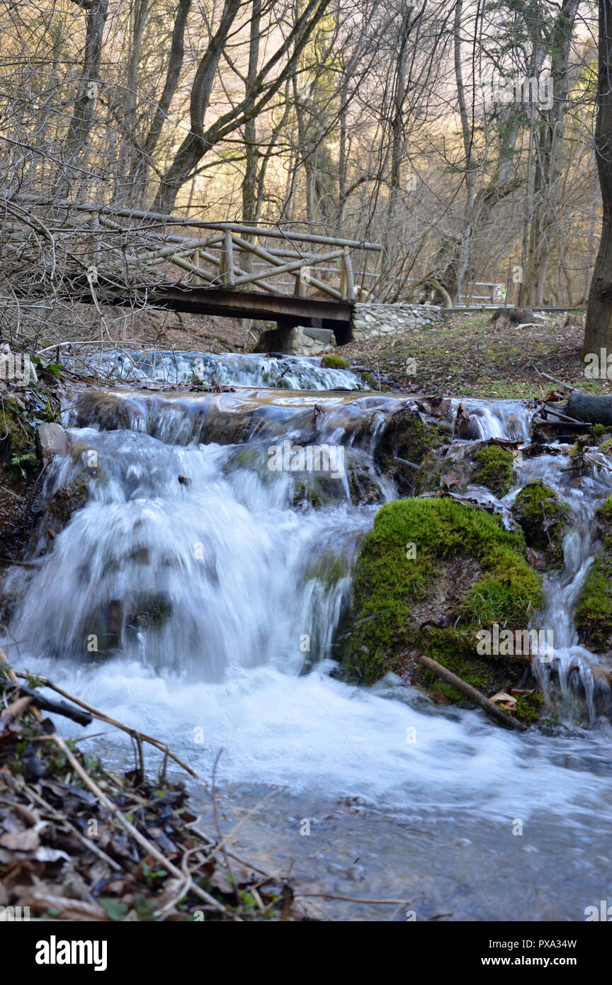 Herbst Wasserfall Europas - wald landschaft mit einer kleinen Brücke Stockfoto