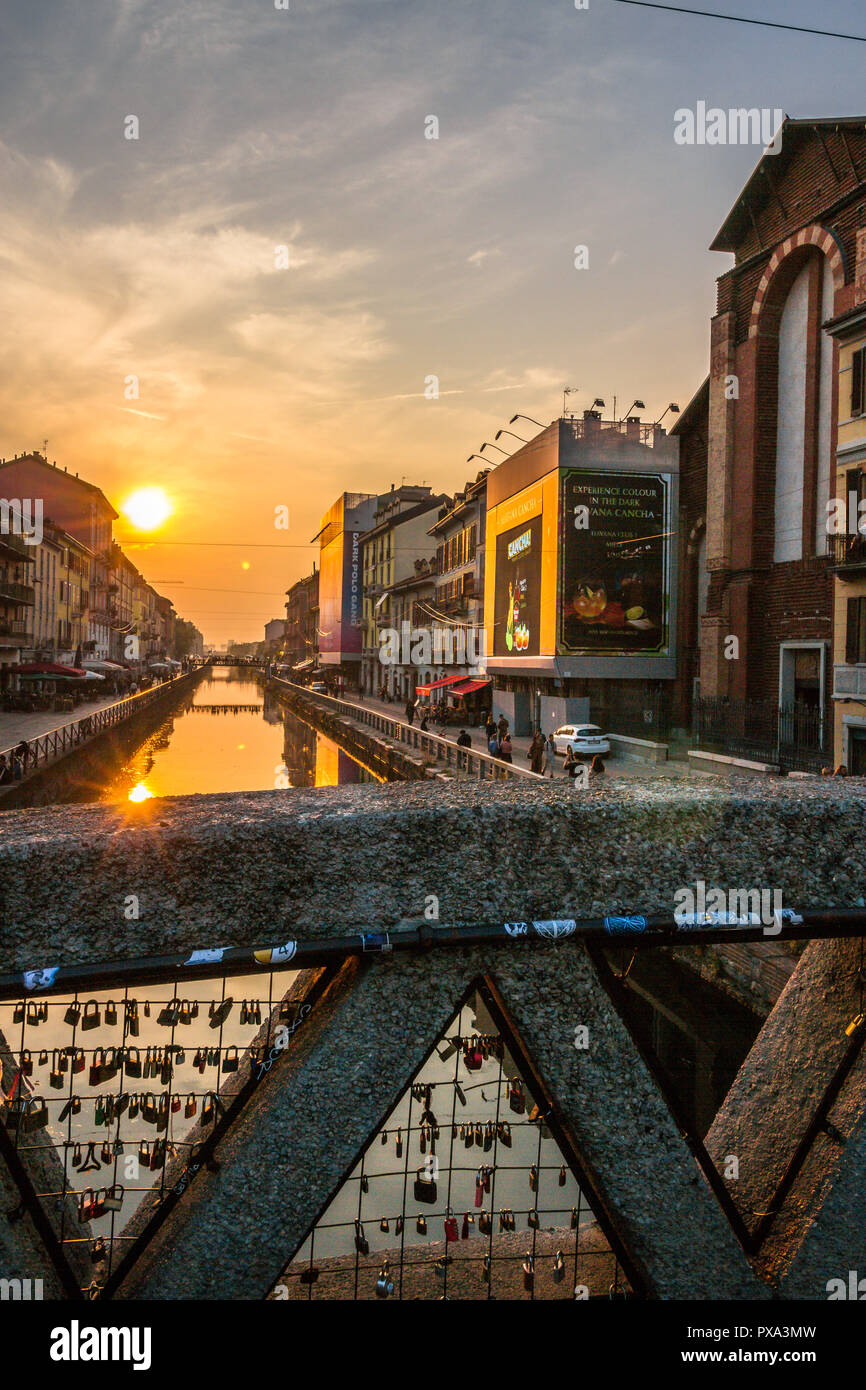 Naviglio Grande schöne Aussicht auf den Sonnenuntergang mit Canal Reflexion. Mode und Künstler Viertel Navigli Europa Sehenswürdigkeiten in Mailand, Italien Stockfoto