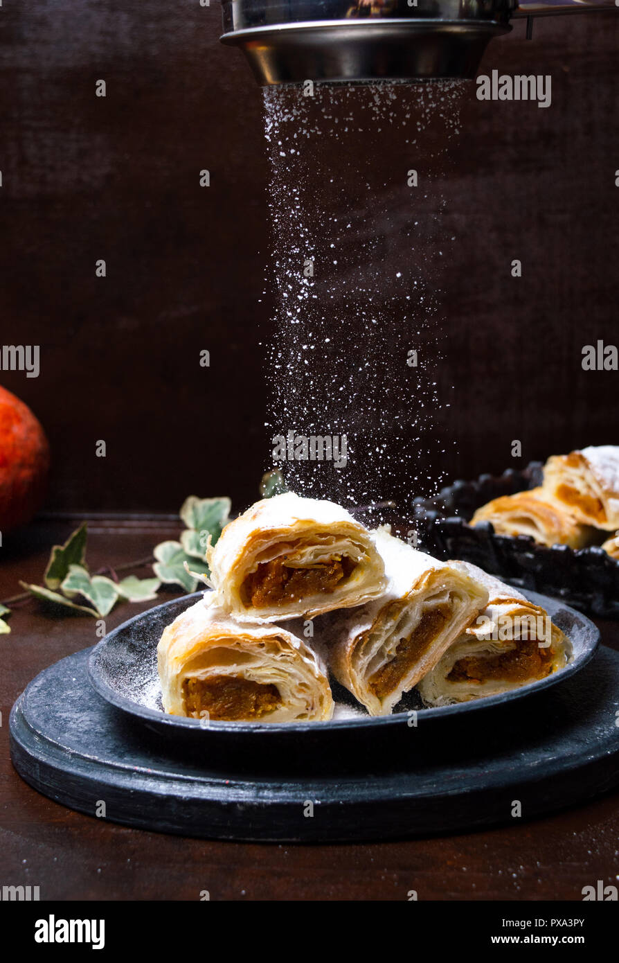 Hausgemachte Pumpkin Pie mit Zucker auf einer Platte Stockfoto