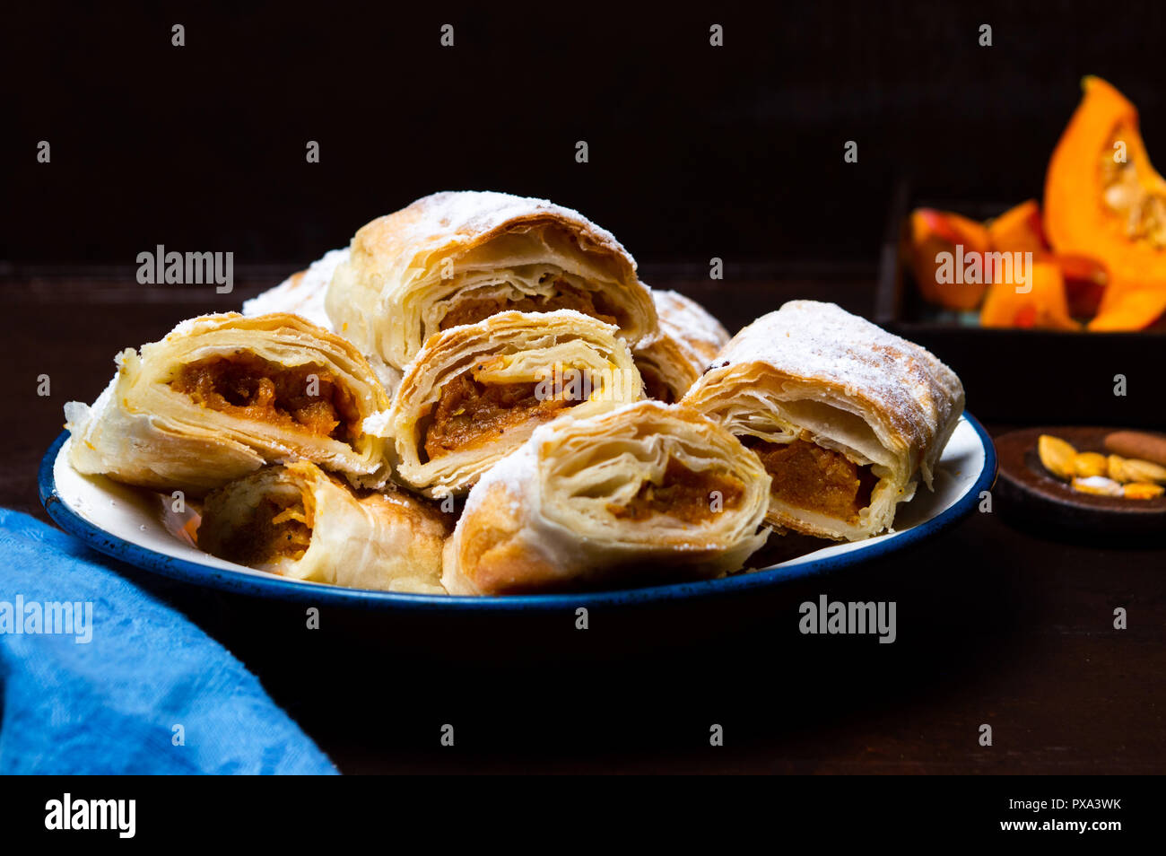 Kürbiskuchen mit Zucker auf einem Blech abgedeckt Stockfoto