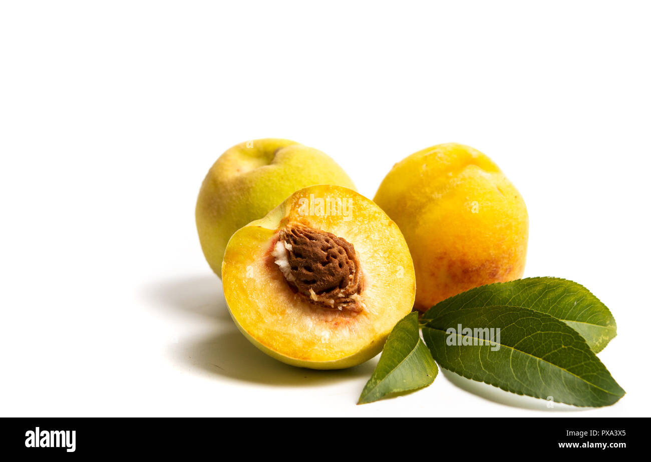 Gelb Pfirsich auf weißem Hintergrund Stockfoto