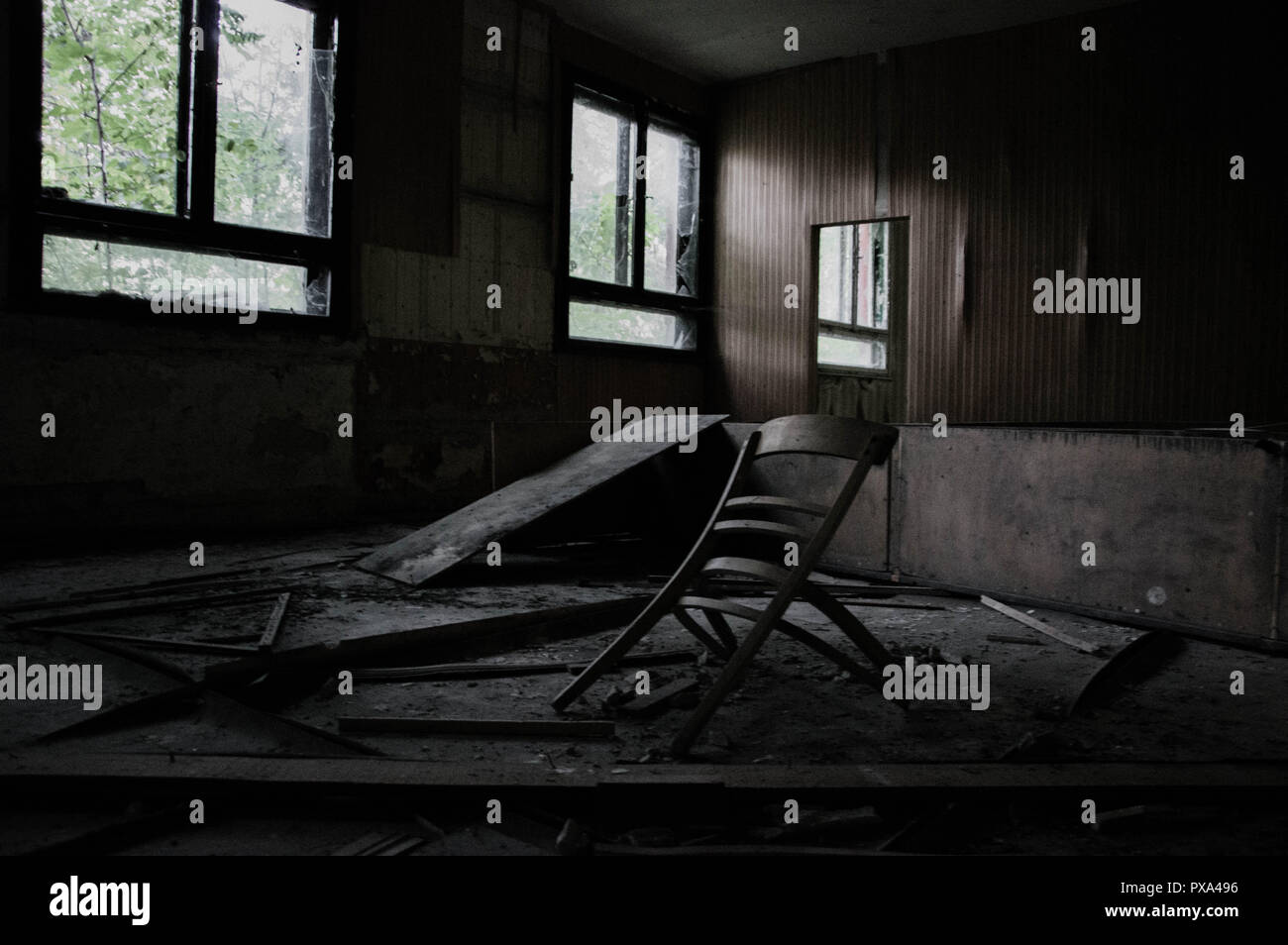 Kaputte Möbel in einem verlassenen Gebäude in ein schmutziges Zimmer Stockfoto