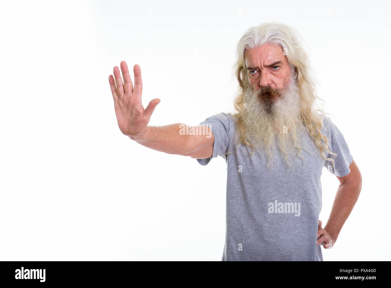 Studio shot der älteren bärtigen Mann zeigt die Hand Schild Stockfoto
